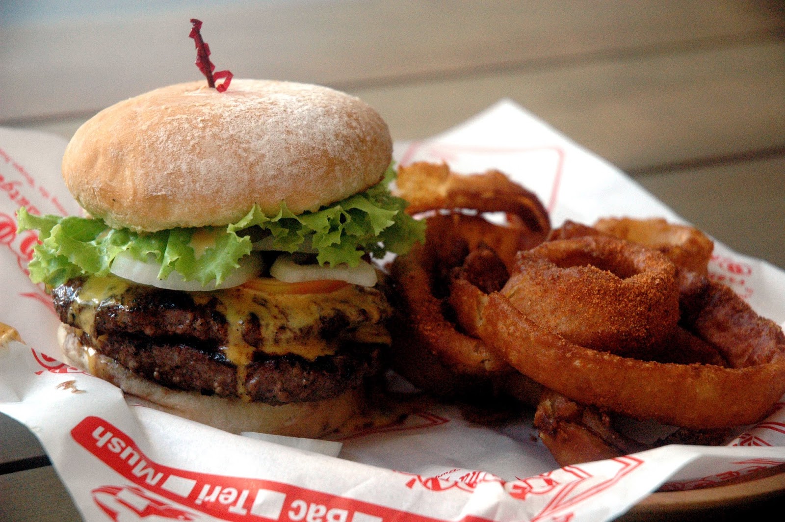 DUDE FOR FOOD: Mahalo! Hawaii&amp;#39;s Teddy&amp;#39;s Bigger Burgers Opens in Manila