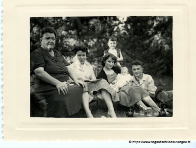 Photo noir et blanc ancienne : le petit dernier Photo noir et blanc ancienne : le petit dernier