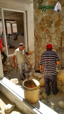 Dia 17 de setembro de 2016 na parte da manhã, Bizzarri trabalha na execução da cascata do lago de carpas com pedra do rio em jardim de inverno na sala de estar em residência em condomínio em Atibaia-SP, as paredes foram revestidas de pedra moledo.