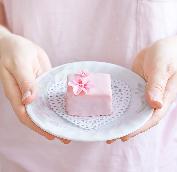Petit Four Rezept Petit Four Rosa mit Frischkäseguss und Kirschblüten aus Fondant