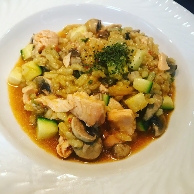Arroz Cremoso De Salmón, Gambones Y Verduras 
