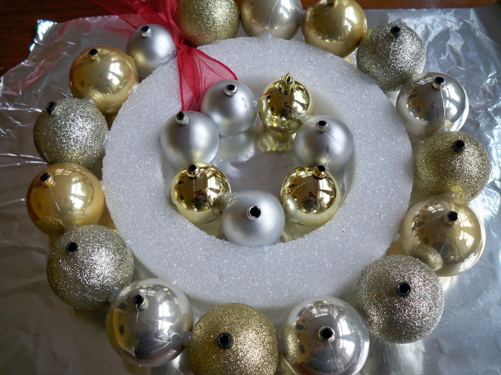 Ball+ornament+wreath