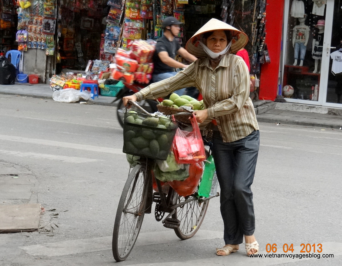 Độc đáo kinh doanh vỉa hè ở Hà Nội