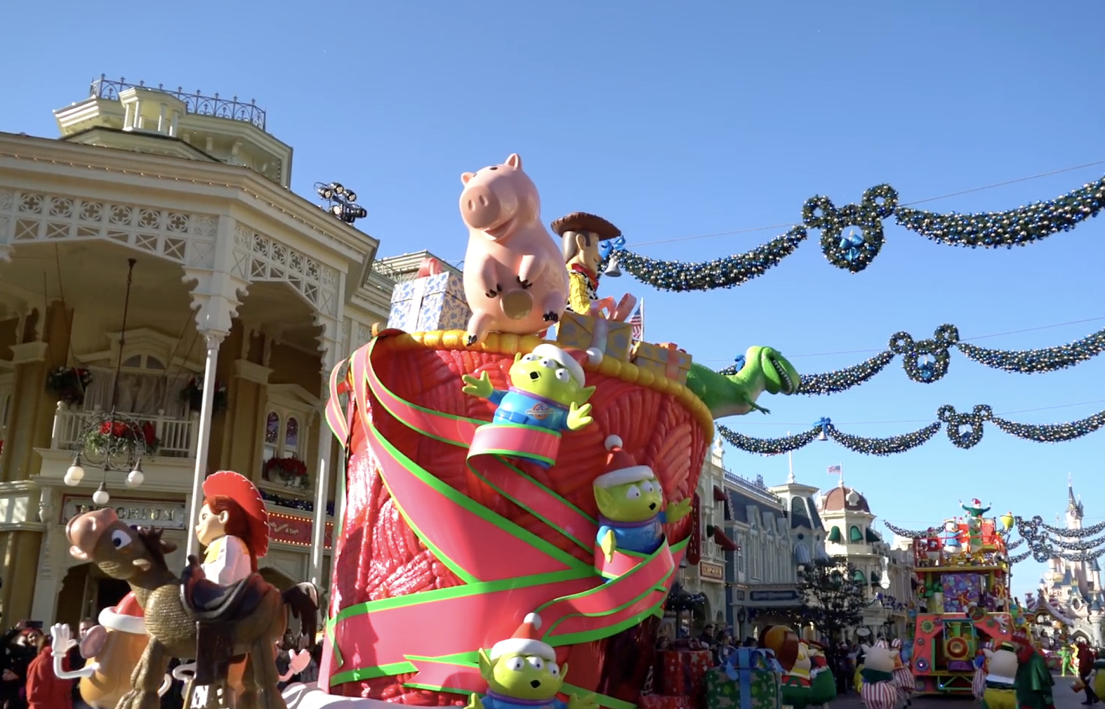 4K] Disney's Christmas Parade 2019 - La Parade de Noël Disney - Disneyland  Paris 