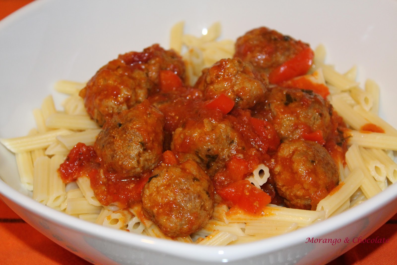 Receitas práticas de culinária: Almôndegas com molho de tomate