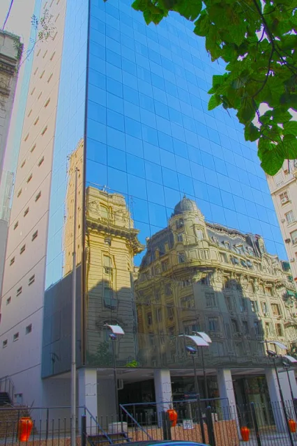 reflejos en edificio vidriado de Buenos Aires,