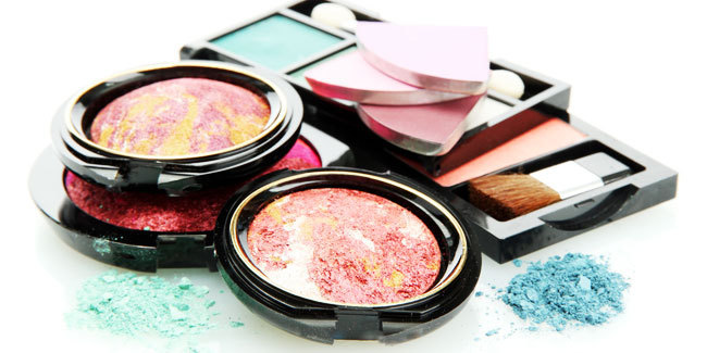 5 Alasan Cewek Suka Berdandan dengan Memakai Makeup 5 Alasan Cewek Suka Berdandan dengan Memakai Makeup