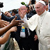 El Papa sufrió un golpe en la cara al intentar saludar a un niño en Colombia