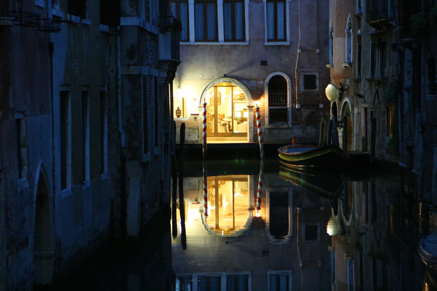 Призраки венеции трейлер. Ночная Венеция. Венеция ночью. Венецианская ночь. Венецианские закоулки.