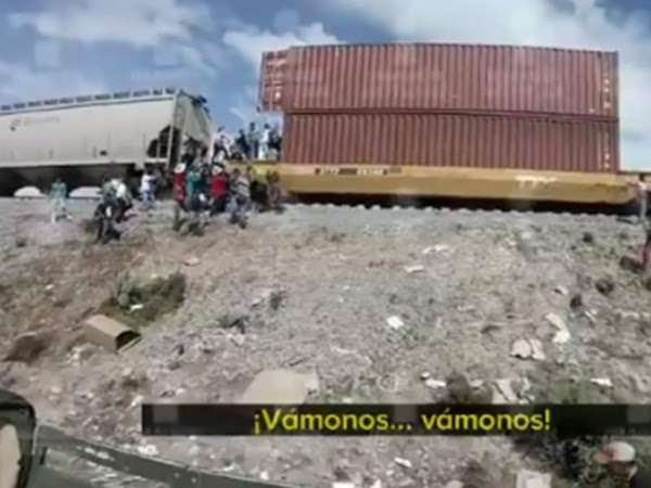 Arman cadena humana para saquear trenes en Puebla (VIDEO) Arman cadena humana para saquear trenes en Puebla (VIDEO)