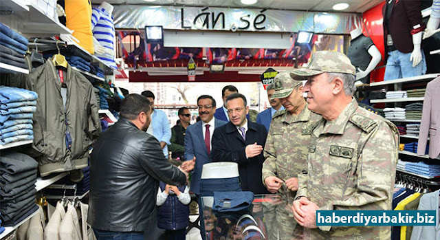 Genelkurmay Başkanı Orgeneral Hulusi Akar Diyarbakır’a geldi DİYARBAKIR-Diyarbakır’a gelen Genelkurmay Başkanı Orgeneral Akar ve Kuvvet Komutanları, Diyarbakır Valisi Hüseyin Aksoy, 7. Kolordu Komutanı Korgeneral Ali Sivri, Diyarbakır Cumhuriyet Başsavcısı Kamil Erkut Güre, İl Jandarma Komutanı Tuğgeneral Ali Demir ve İl Emniyet Müdürü Tacettin Aslan tarafından karşılandı.