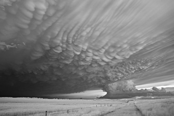 As exuberantes fotografias em preto e branco de tempestades e tornados de Mitch Dobrowner Mitch Dobrowner fotografia tempestades tornados preto e branco natureza impressionante chuva torrencial