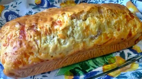 http://www.ladulzurademari.es/2015/05/bizcocho-salado-queso-jamon-serrano.html