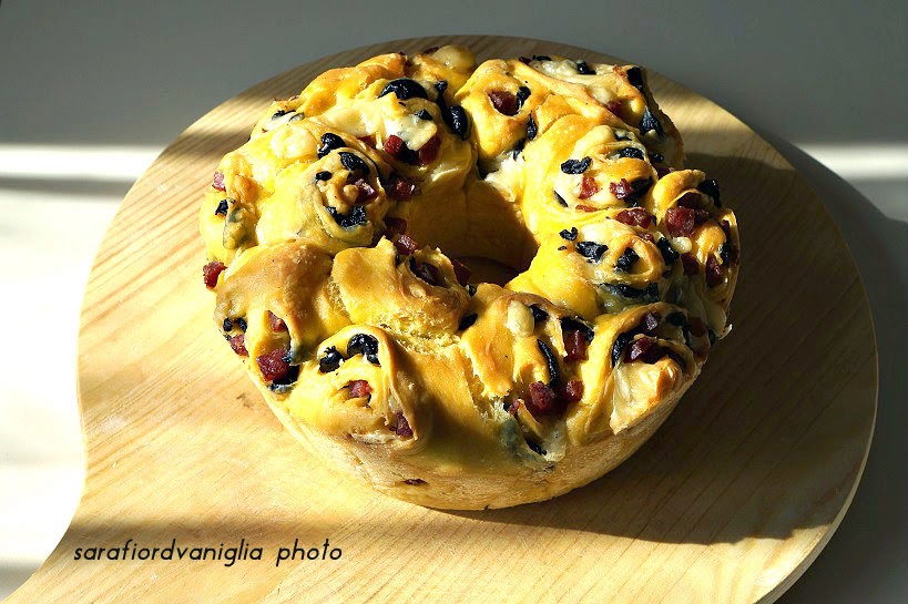 ciambella salata con salame e olive nere