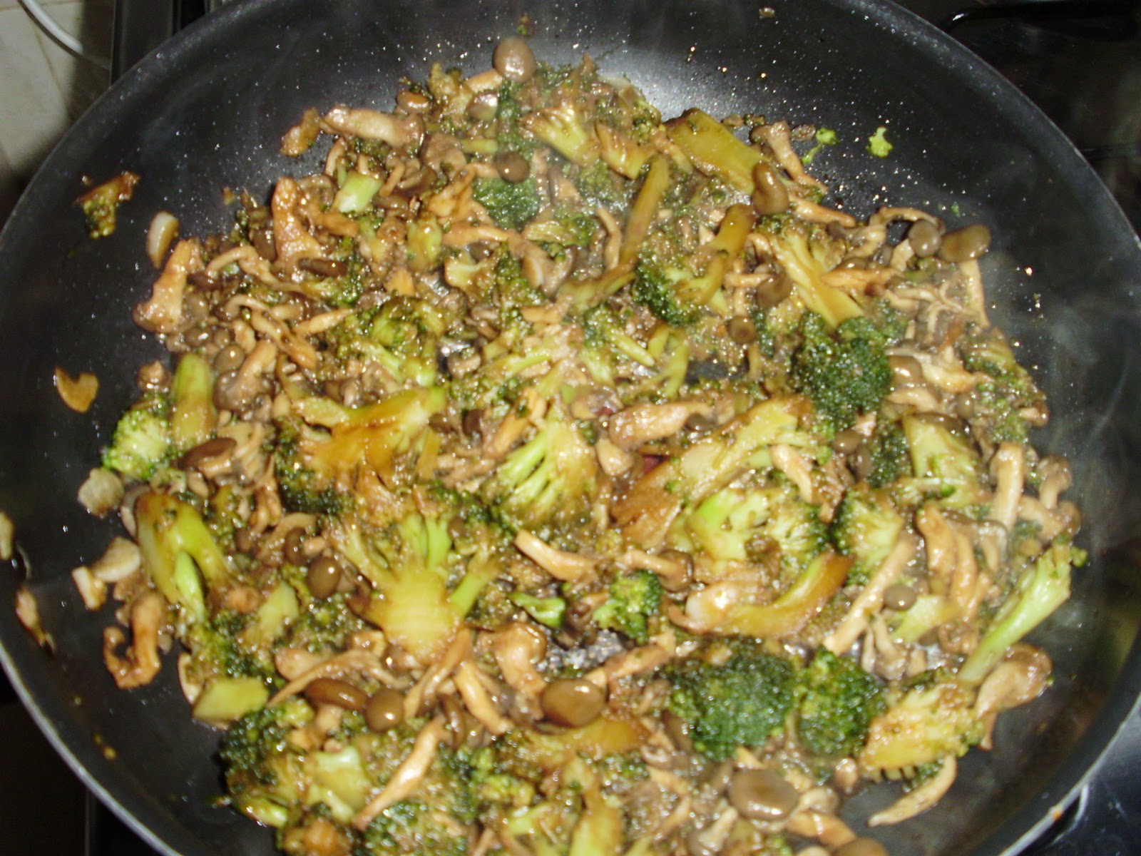 Meu divã... na cozinha Shimeji com brócolis