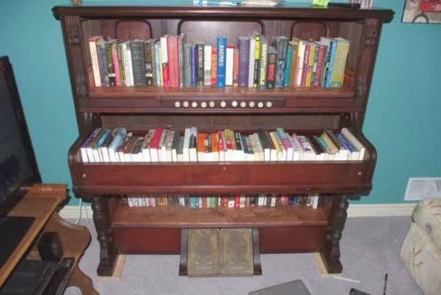 The old piano upcycled as bookshelf. Quiet creative ???