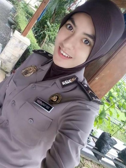 POLWAN CANTIK BRIPDA DWI TIARA RUSCI IKUTI KOMPETISI HIJAB HUNT 2016 SE ...