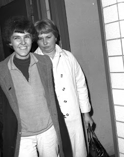 Valerie Solanas sonriendo acompañada por una enfermera Valerie Solanas sonriendo acompañada por una enfermera