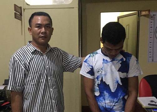 Warga Sei Apung Asahan yang tertangkap saat sedang menghisap sabu di rumahnya. Warga Sei Apung Asahan yang tertangkap saat sedang menghisap sabu di rumahnya.