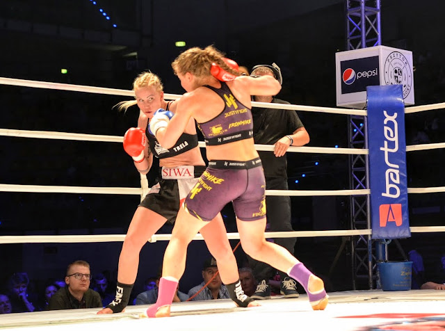 kickboxing, sport, walka, zawodowo, Emilia Czerwińska, trener personalny, K-1, Zielona Góra, Michaela Michl, treningi kobiet, sport kobiet, walki kobiet, MFC 12, Tomasz Makowski, SKF Boksing, zwycięstwo, 