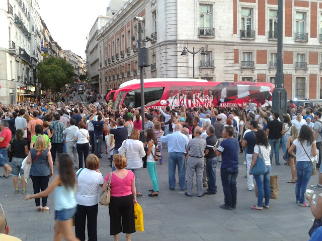El bus del atleti se pasea por Madrid