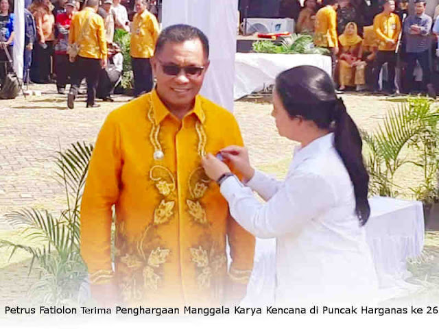 Petrus Fatlolon Terima Penghargaan Manggala Karya Kencana di Puncak Harganas ke 26 Petrus Fatlolon Terima Penghargaan Manggala Karya Kencana di Puncak Harganas ke 26