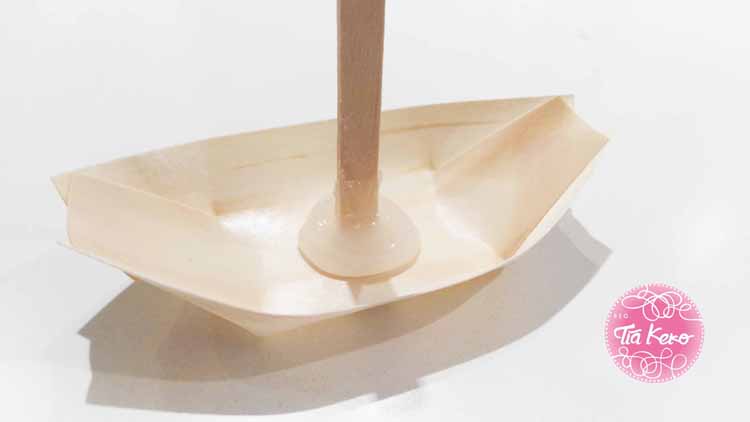 Un barco velero de madera - HANDBOX