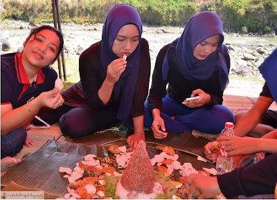 RAFTING MENYUSURI KALI PROGO MAGELANG DI MOMEN HUT KEMERDEKAAN RI KE-73
