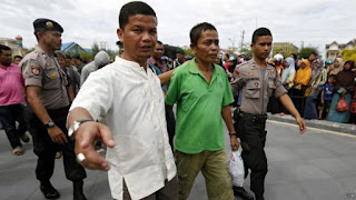 Hukuman cambuk untuk para penjudi di Aceh