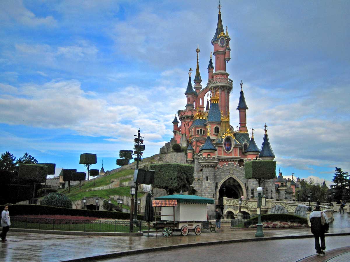 How to go to Disneyland Paris ? | What are the ticket price ? | Begin with a step Finish with a