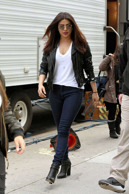 Pair your boyfriend jeans with a black leather jacket Pair your boyfriend jeans with a black leather jacket