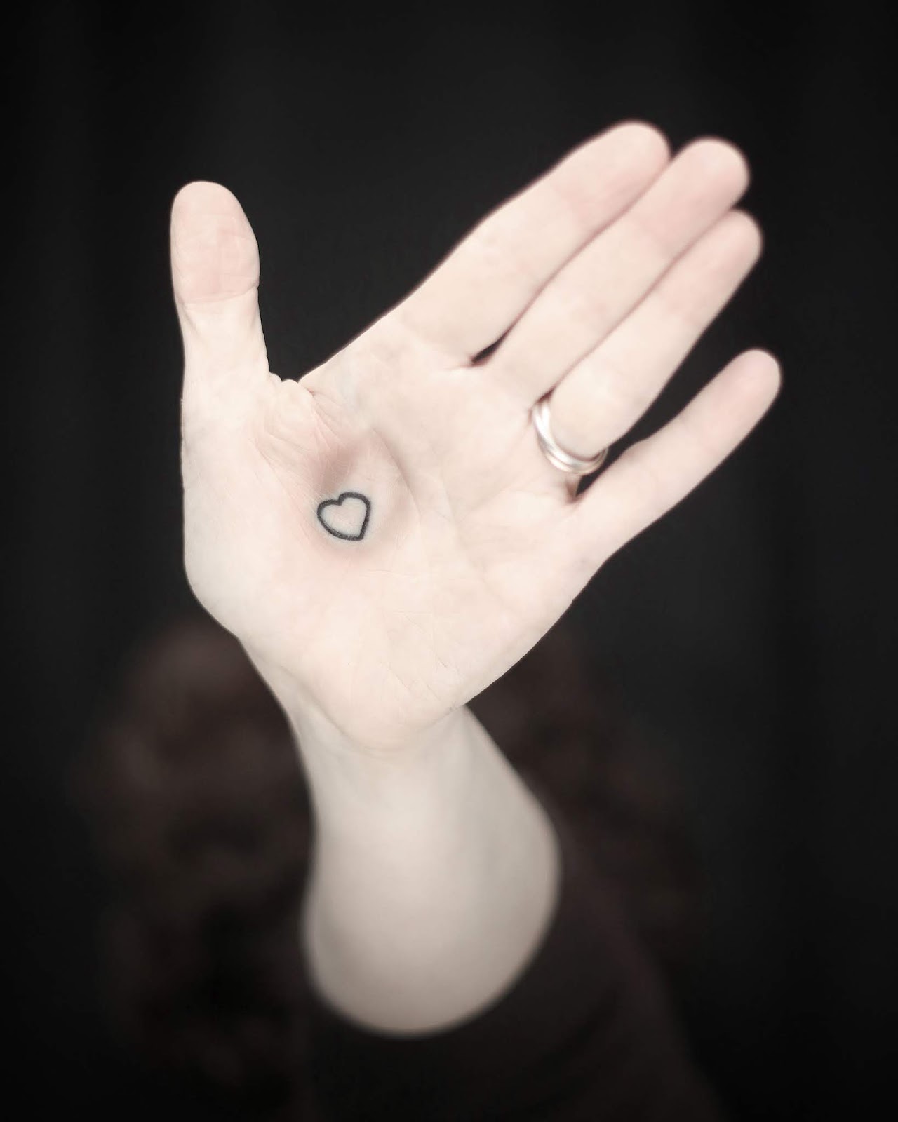 Petit Tatouage Main Un tout petit tatouage qui en dit long - Olivier Poinsignon