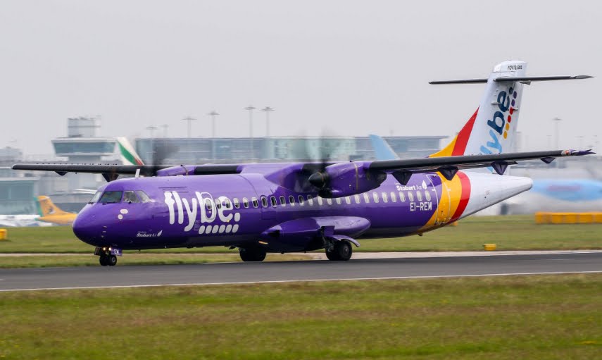 crepa sul parabrezza della cabina di pilotaggio di un volo flybe costretto ad atterraggio demergenza