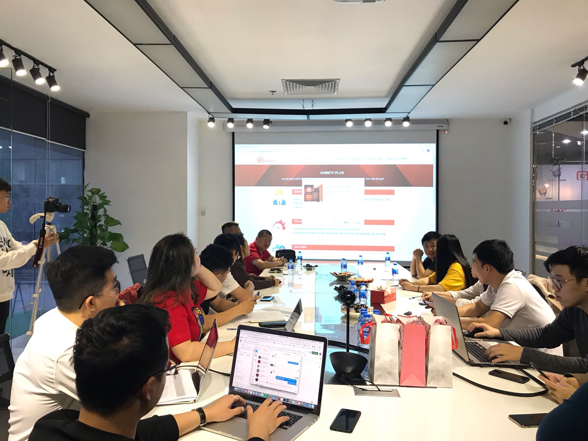 Bên cạnh đó, hai bên cũng trao đổi thêm về sự kiện giao hữu AoE giữa Việt Nam và Trung Quốc sắp tới