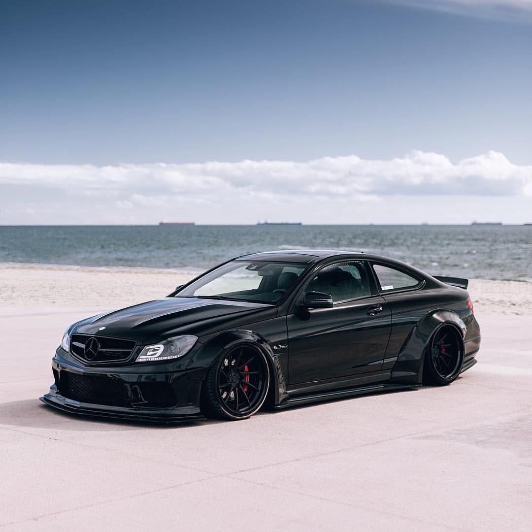 Liberty Walk Mercedes-Benz C63 Liberty Walk Mercedes-Benz C63