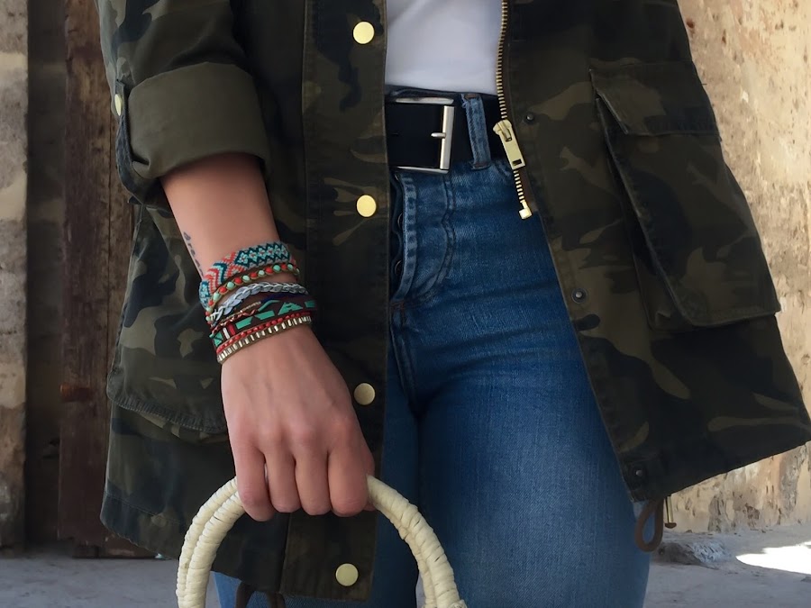 LOOK PRIMAVERA outfit Chaqueta camuflaje, jeans retro, capazo de mimbre con pompones y sandalias con flores