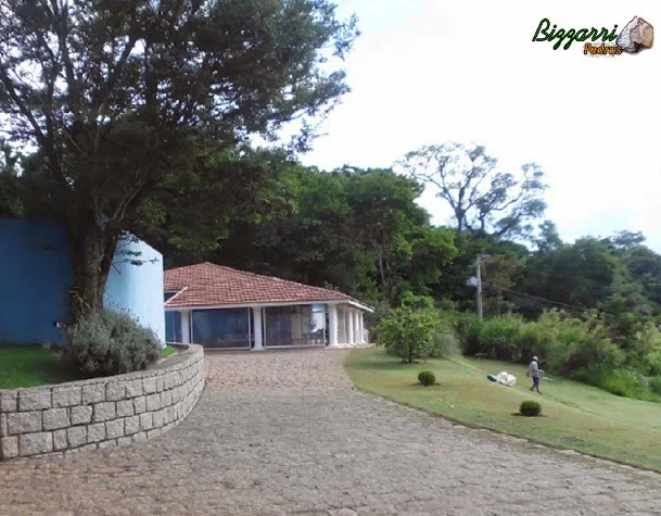 Execução do muro de pedra com pedra folheta e da execução do calçamento de pedra com a execução do paisagismo em frente a casa de hospedes na sede da fazenda.