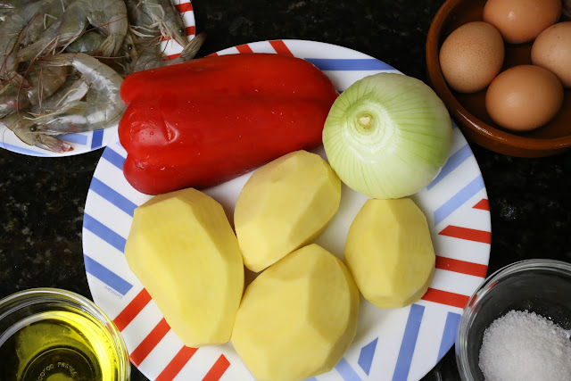 Ingredientes para huevos rotos con verduras y langostinos