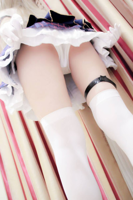 Cewek Cosplay Seksi Pamer Memek Merah