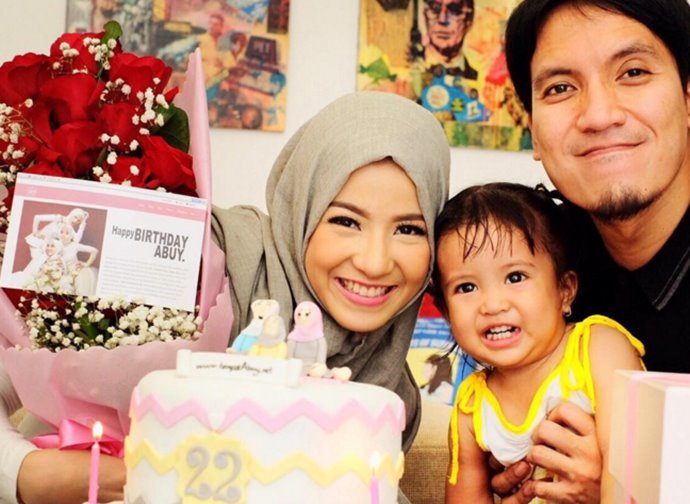 Lima Istri Komedian Paling Cantik di Indonesia Lima Istri Komedian Paling Cantik di Indonesia