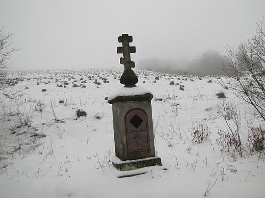Kapliczka z krzyżem we wsi Długie. Kapliczka z krzyżem we wsi Długie.