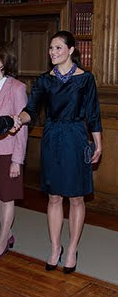 Robe Diane Von Furstenberg / escarpins Yves Saint Laurent / pochette Stella Mc Cartney