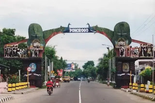 gapura selamat datang di kota ponorogo - travel bambang Kota ponorogo