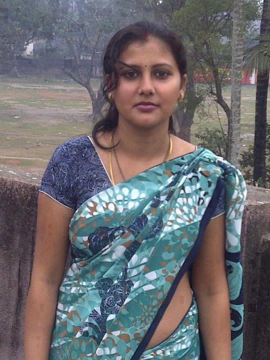 Chubby Aunty Pose In Saree Andhra Sexy Aunties