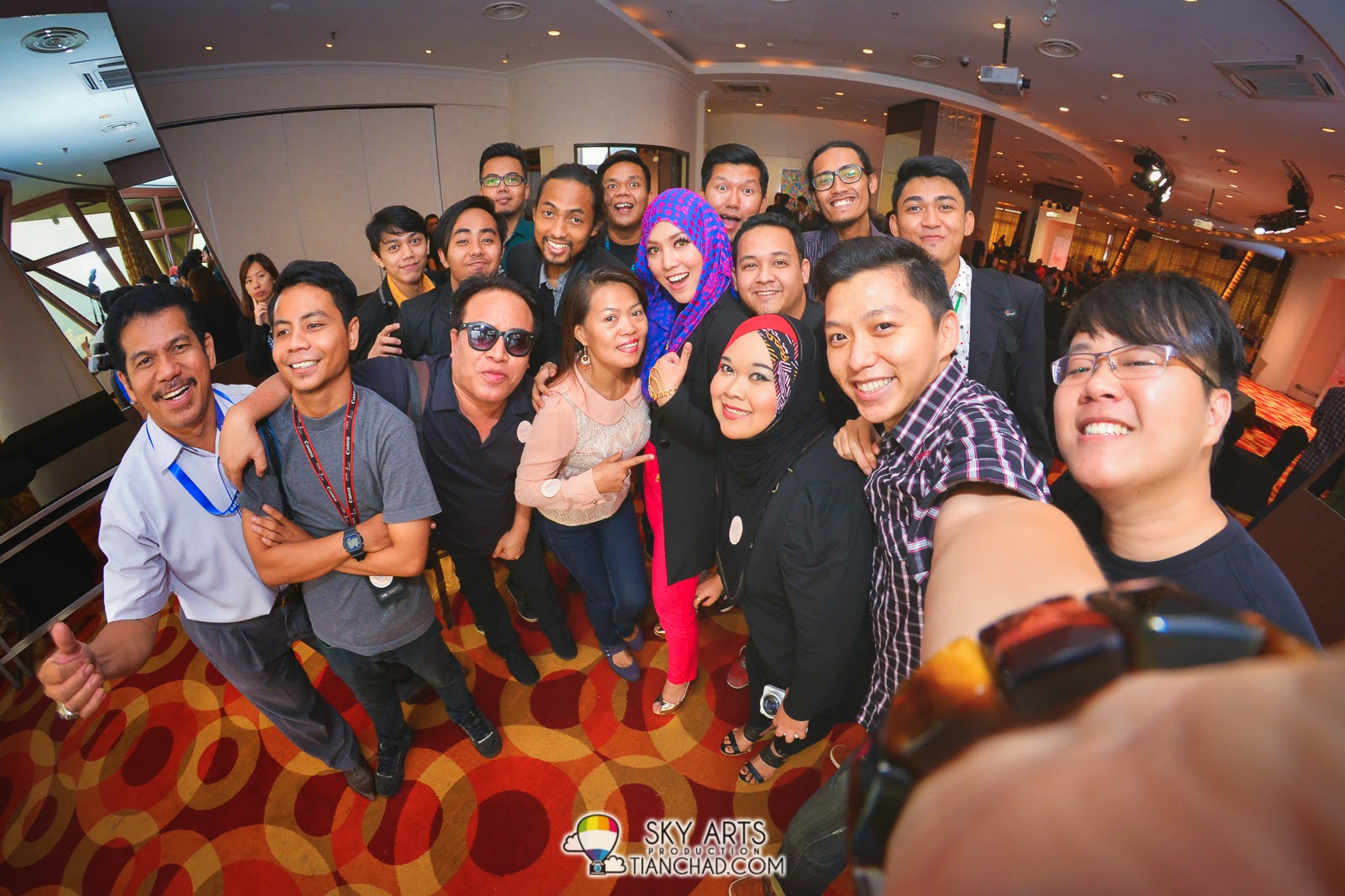 A bigger #TCSelfie with Shila Amzah and more media friends!! Thanks everybody!
