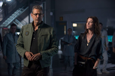 Jeff Goldblum and Charlotte Gainsbourg in Independence Day Resurgence