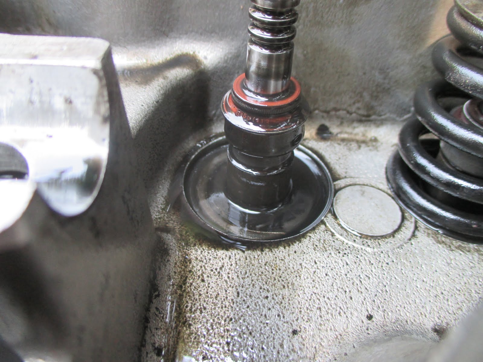 Genocache Land Rover 200TDI valve stem seal replacement