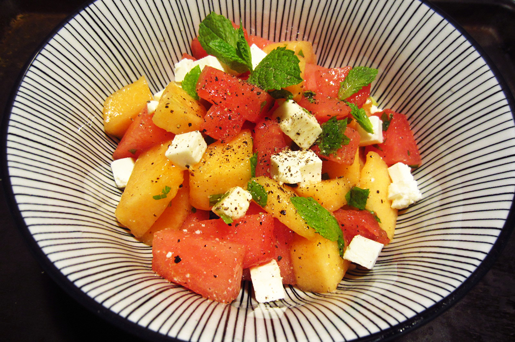 Aux petits oignons Salade melon pastèque feta et menthe