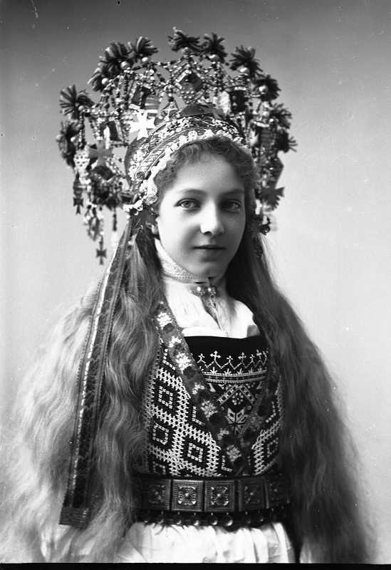 VINTAGE PHOTOGRAPHY: Norwegian Brides (1870 - 1920)