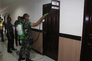 Markas Kodam Pattimura Disemprot Disinfektan Guna Cegah Penyebaran COVID-19 di Ambon Markas Kodam Pattimura Disemprot Disinfektan Guna Cegah Penyebaran COVID-19 di Ambon